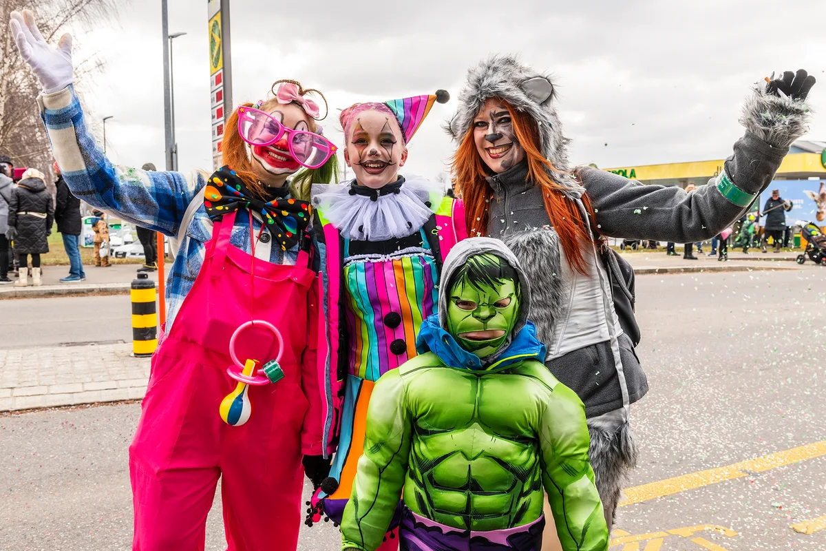 Die Clowns aus Turbenthal haben ihren Wolf dabei und der Hulk passt auf, dass nicht auf den Wolf geschossen wird. Der Fasnachtsumzug in Robenhausen war laut, bunt und sehenswert.